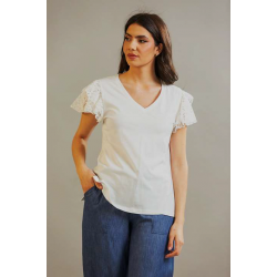 Λευκή μπλούζα με δαντέλα στα μανίκια