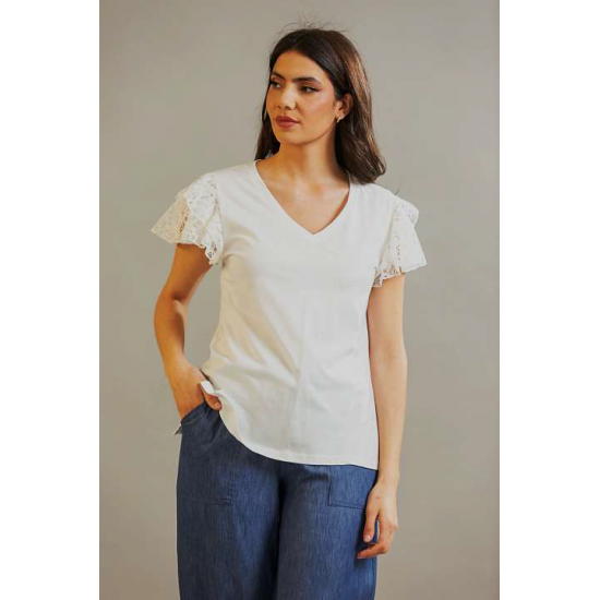 Λευκή μπλούζα με δαντέλα στα μανίκια